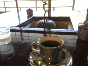 五十鈴カフェ 店内にてコーヒー