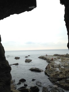 洞窟内より眺めた海… 空海の気分になりました