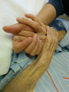 やせ細ったおばあちゃんの手。もう９７才…。 見た目は変われど、温もりは昔と変わらない。